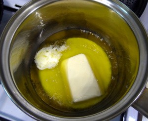 Масло сливочное традиционное <q>Вкуснотеево</q>, жирность 82,5%<br>Начало перетапливания