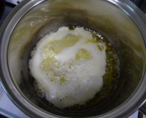 Масло сливочное традиционное <q>Вкуснотеево</q>, жирность 82,5%<br>Первая стадия – выделение пены