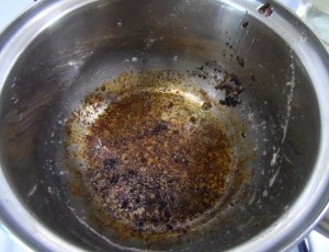 Масло сливочное традиционное <q>Вкуснотеево</q>, жирность 82,5%<br>Масло слито. Осадок на дне кастрюли
