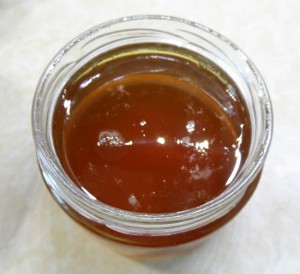 Масло сливочное традиционное <q>Вкуснотеево</q>, жирность 82,5%<br>Горячее масло слито в баночку